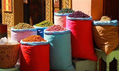 Souk mit bunten Gewürzen